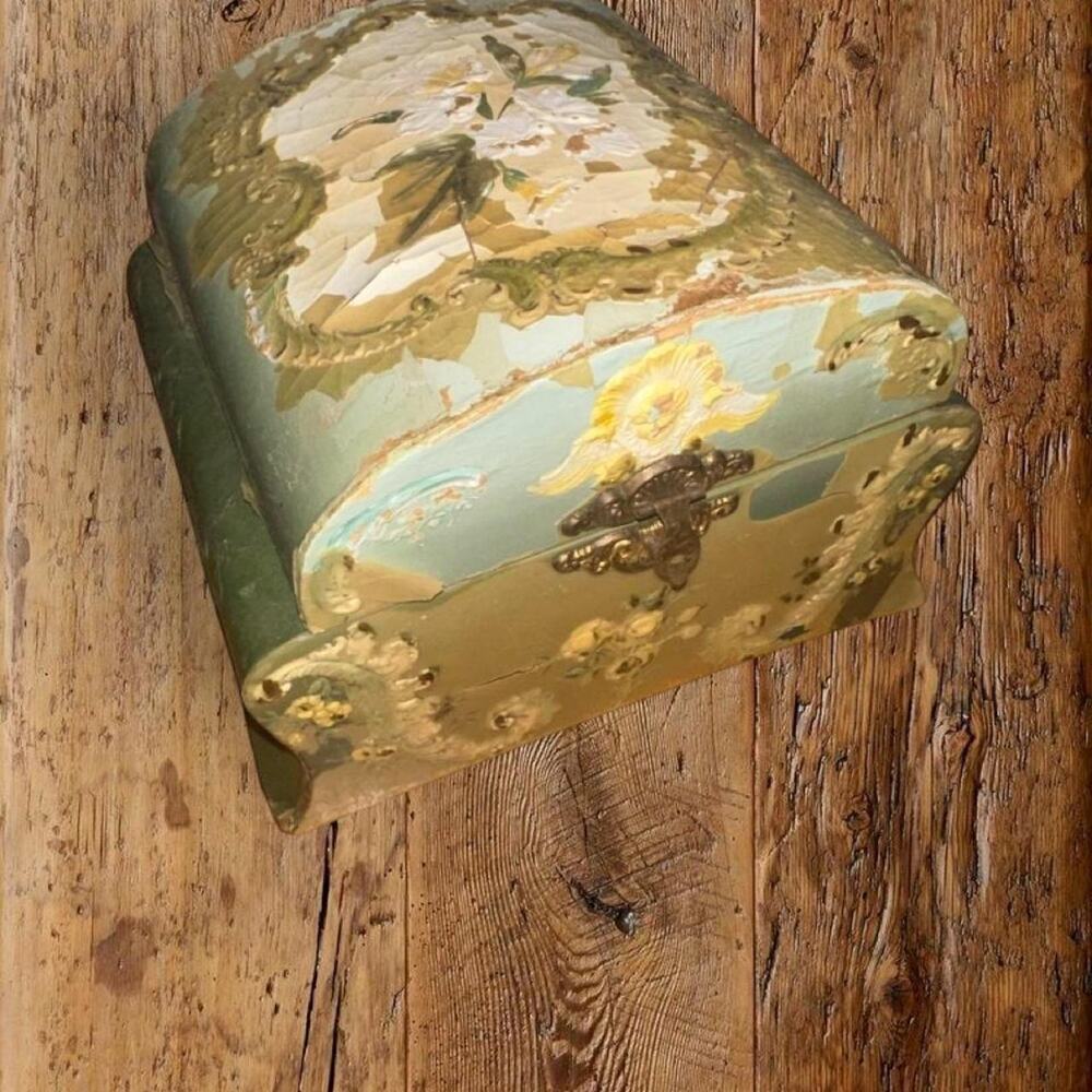 Beautiful antique victorian hand painted collar box